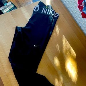 Nike Women’s Capri Length leggings- Large
